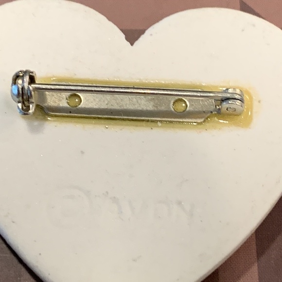 Five heart Brooches including Avon - silver toned heart can also be pendant - Picture 3 of 12